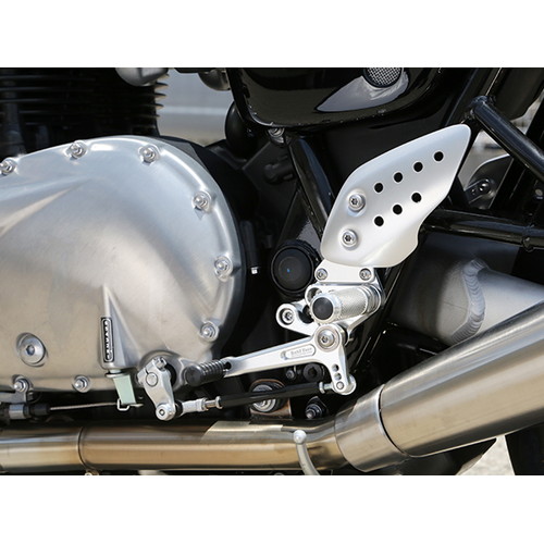 バックステップキット BLK TRIUMPH THRUXTON 16-(ブラック): バイク